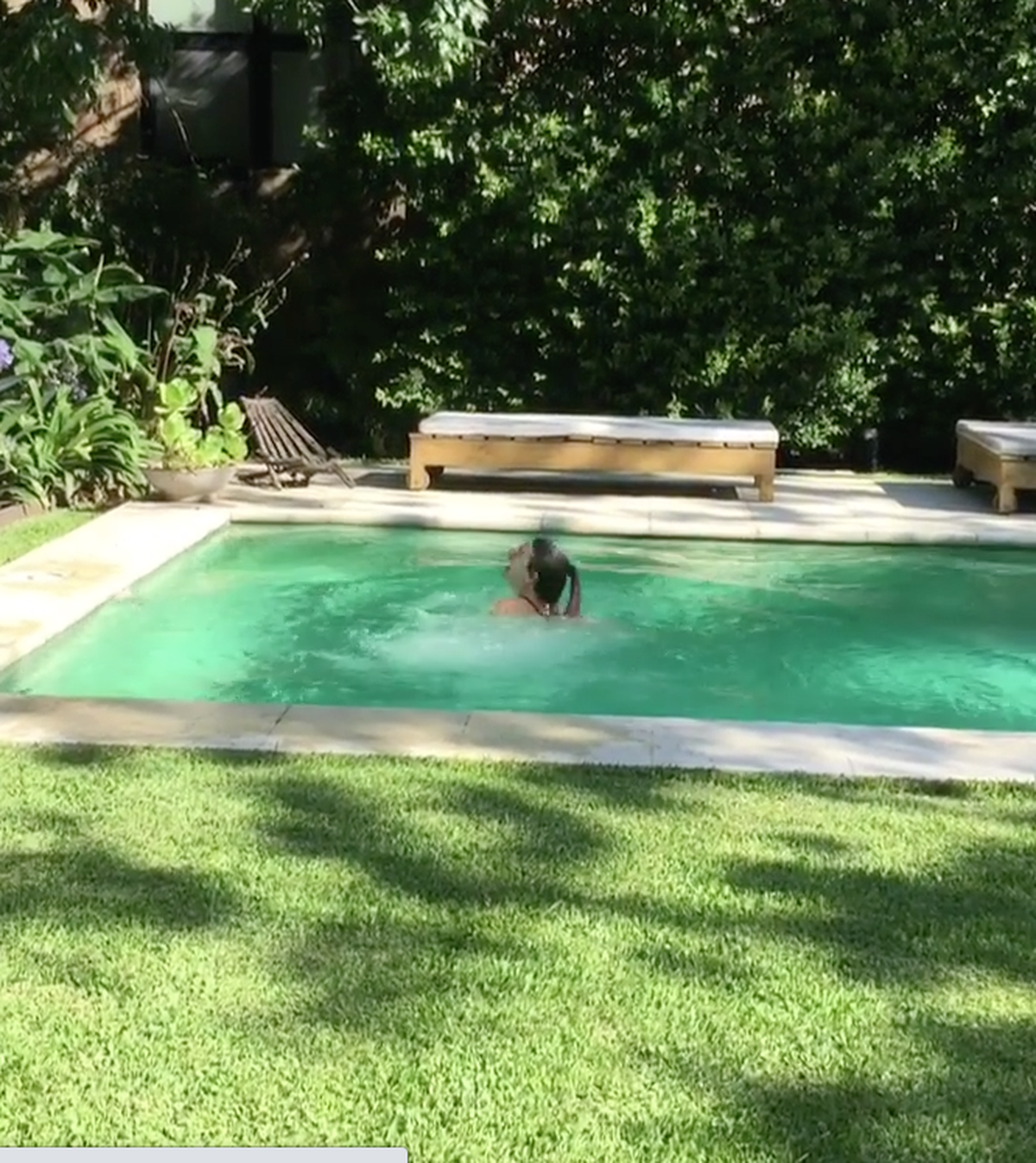 El jardín de la modelo cuenta con mucho verde, reposeras y una gran piscina.