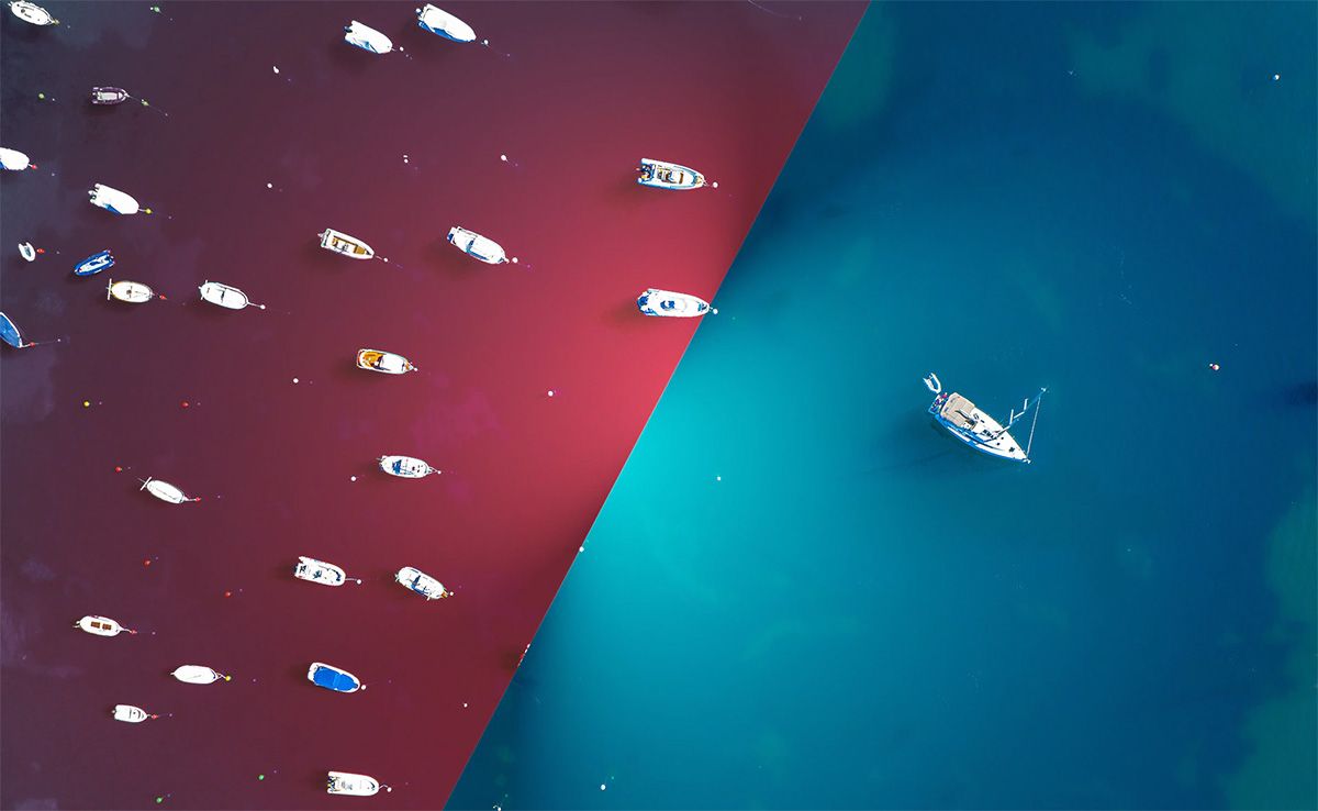 La estrategia del Océano Azul implica centrarse en la creación de un espacio de mercado nuevo y sin explotar