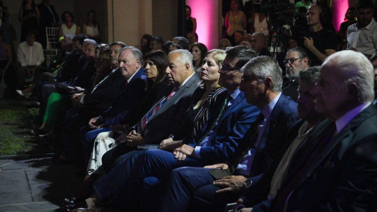 Entre los asistentes se encontraban la ex vicegobernadora Gisela Scaglia, el presidente provisional del Senado Felipe Michlig, la presidenta de la C&aacute;mara de Diputadas y Diputados Clara Garc&iacute;a, el presidente de la Corte Suprema de Justicia provincial Rafael Guti&eacute;rrez, entre otros.&nbsp;