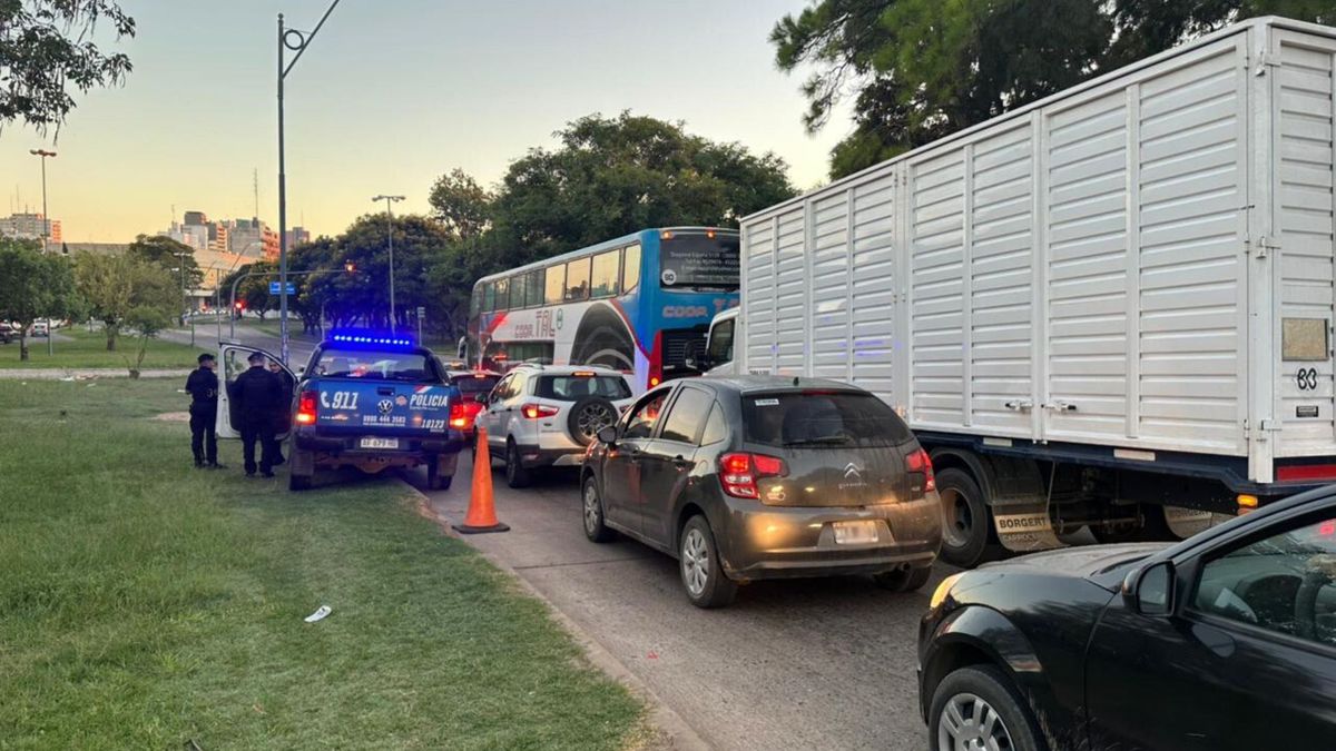 Por el accidente, personal policial efectuó una reducción de calzada. Por el accidente, personal policial efectuó una reducción de calzada.
