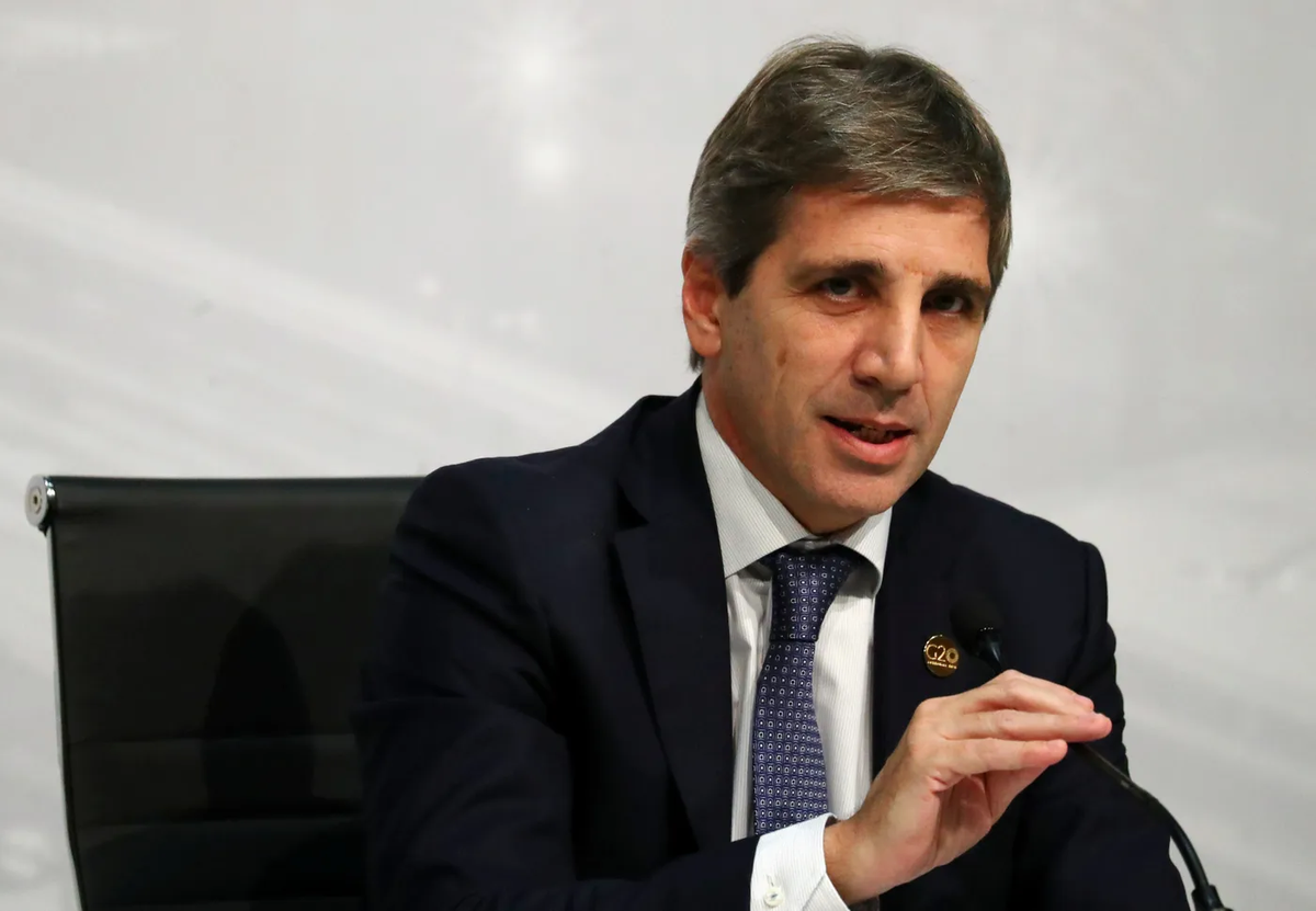 La explicación de Luis Caputo a un usuario de X que se volvió VIRAL