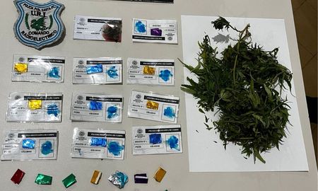 Un procedimiento de la policía en la ciudad de Santa Fe terminó con el secuestro de estupefacientes y dos personas aprehendidas Un procedimiento de la policía en la ciudad de Santa Fe terminó con el secuestro de estupefacientes y dos personas aprehendidas