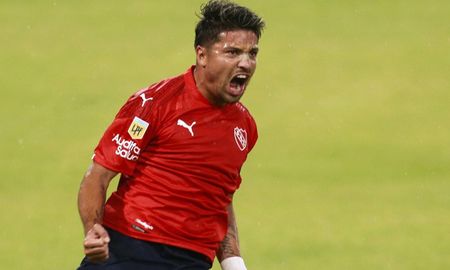 Sebastián Palacios está cerca de emigrar al fútbol de Grecia y está en duda su presencia en el partido entre Independiente y Colón, por el Torneo de la Liga Profesional. Sebastián Palacios está cerca de emigrar al fútbol de Grecia y está en duda su presencia en el partido entre Independiente y Colón, por el Torneo de la Liga Profesional.