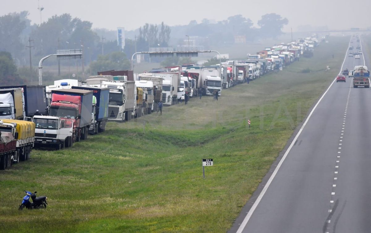 Los fleteros se manifiestan en la autopista que va a Rosario y a Buenos Aires.