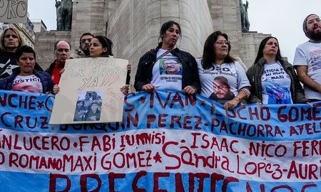 Rosario: multitudinaria manifestación en reclamo por seguridad tras el crimen de Mauro Villamil. Rosario: multitudinaria manifestación en reclamo por seguridad tras el crimen de Mauro Villamil.