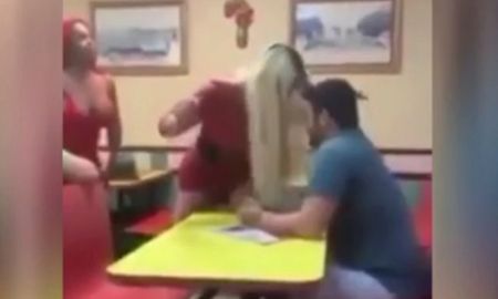 video: dos mujeres trans le propinaron una golpiza a un hombre que las acosaba en un restaurante video: dos mujeres trans le propinaron una golpiza a un hombre que las acosaba en un restaurante