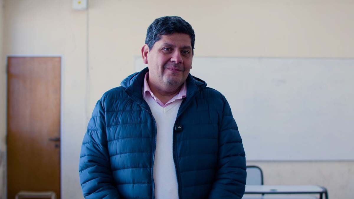 El rector de la escuela N.º 46 Domingo Silva, Enrique Ruscitti, contó que está en la institución desde hace 35 años, primero como alumno, después hizo el profesorado y que ahora está como rector. El rector de la escuela N.º 46 Domingo Silva, Enrique Ruscitti, contó que está en la institución desde hace 35 años, primero como alumno, después hizo el profesorado y que ahora está como rector.