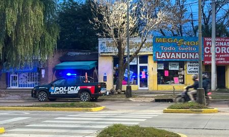 Delincuentes destrozaron el frente de un comercio sobre avenida Blas Parera y Alberti, en el norte de Santa Fe. Delincuentes destrozaron el frente de un comercio sobre avenida Blas Parera y Alberti, en el norte de Santa Fe.