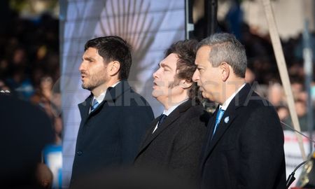 El Presidente no viajará a Rosario para el acto central por el Día de la Bandera. En su lugar, encabezará una ceremonia en el Campo de Polo en Palermo. El Presidente no viajará a Rosario para el acto central por el Día de la Bandera. En su lugar, encabezará una ceremonia en el Campo de Polo en Palermo.