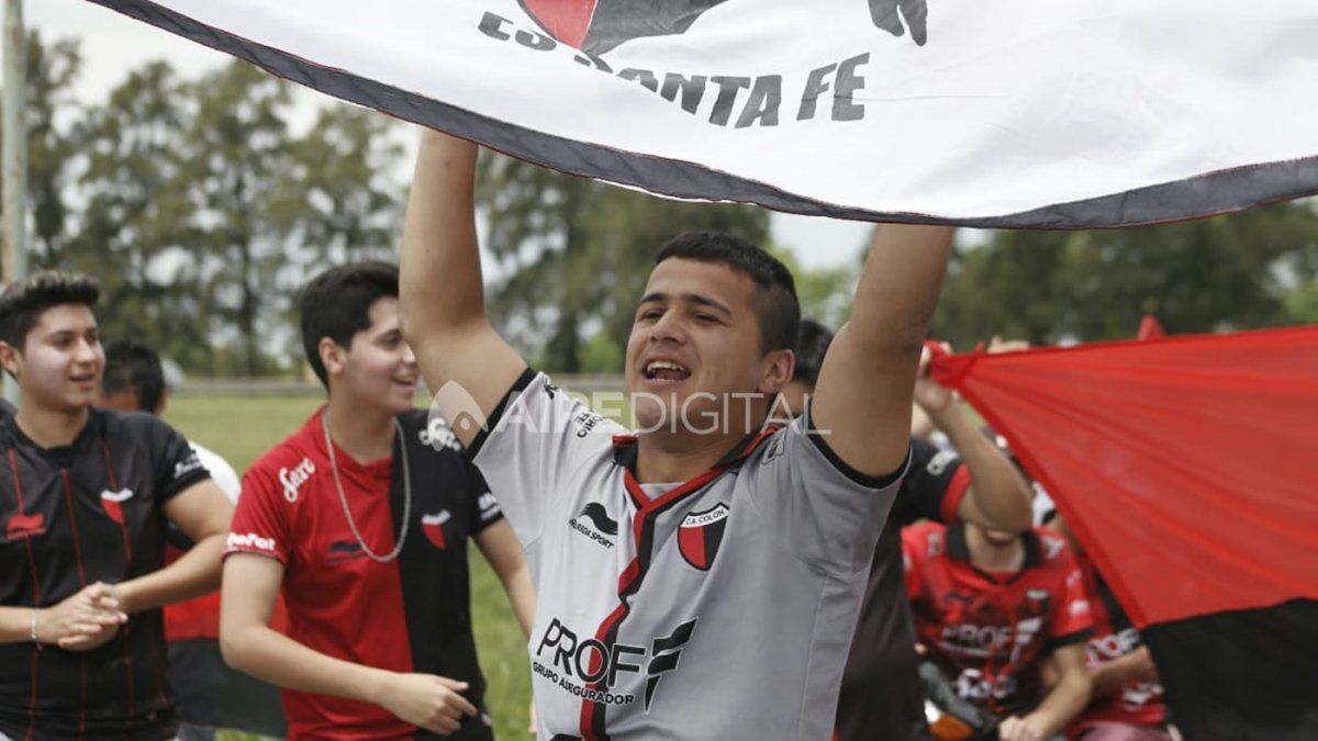 Una caravana multitudinaria acompañó a Colón rumbo al sueño de la Sudamericana