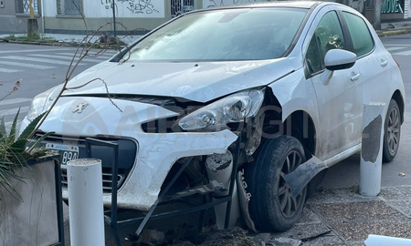 Accidente en Candioti Sur: un automovilista desapareció tras chocar con su auto contra una columna Accidente en Candioti Sur: un automovilista desapareció tras chocar con su auto contra una columna