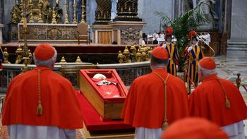 Este viernes se realiza el cierre del féretro del papa Francisco en el Vaticano