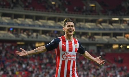 Jesús Angulo, jugador de las Chivas de México, fue víctima de un secuestro exprés junto a su novia. Jesús Angulo, jugador de las Chivas de México, fue víctima de un secuestro exprés junto a su novia.