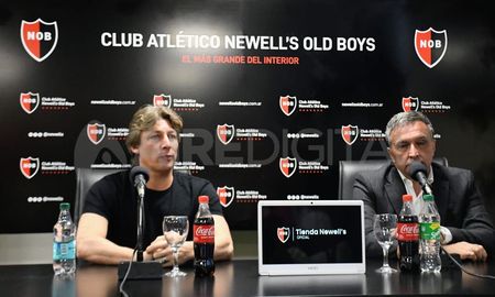 Gabriel Heinze fue presentado este mediodía oficialmente como el nuevo director técnico de Newells Old Boys de Rosario. Gabriel Heinze fue presentado este mediodía oficialmente como el nuevo director técnico de Newells Old Boys de Rosario.