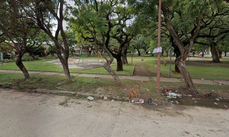 El hecho ocurrió en la plaza Islas Malvinas del barrio Los Hornos. El hecho ocurrió en la plaza Islas Malvinas del barrio Los Hornos.