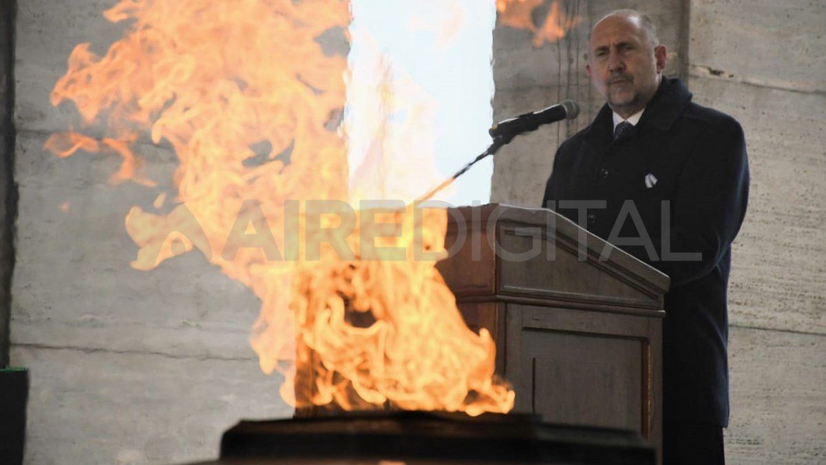 En su discurso, Perotti comparó la gesta de Manuel Belgrano con la difícil lucha contra el coronavirus y destacó el avance en el plan de vacunación en Santa Fe.