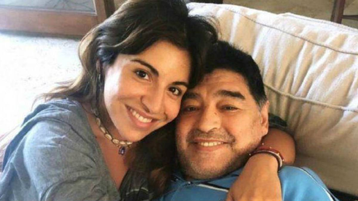 La hija de Diego Maradona reapareció en Twitter para contar que no logra ponerse de acuerdo con sus hermanos porque no quieren reunirse con ella.