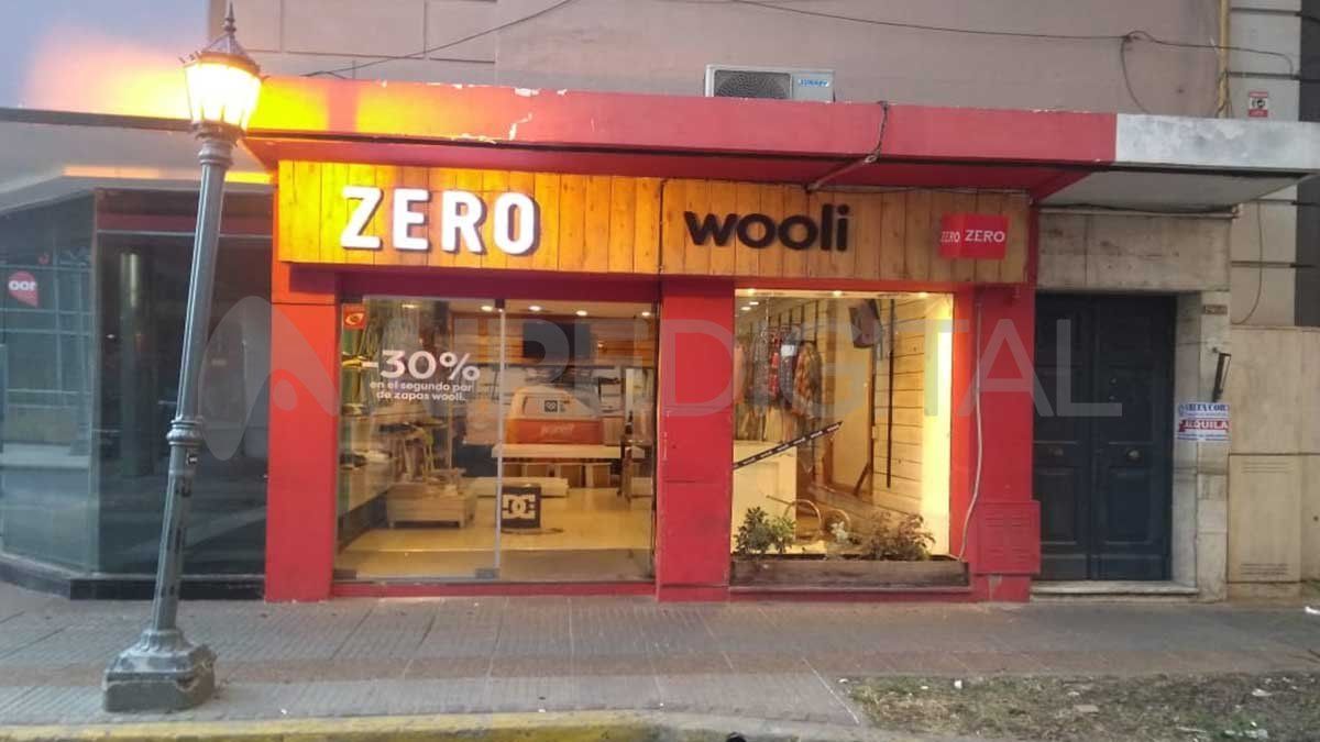 Vandalizaron el frente de una negocio que vende ropa urbana