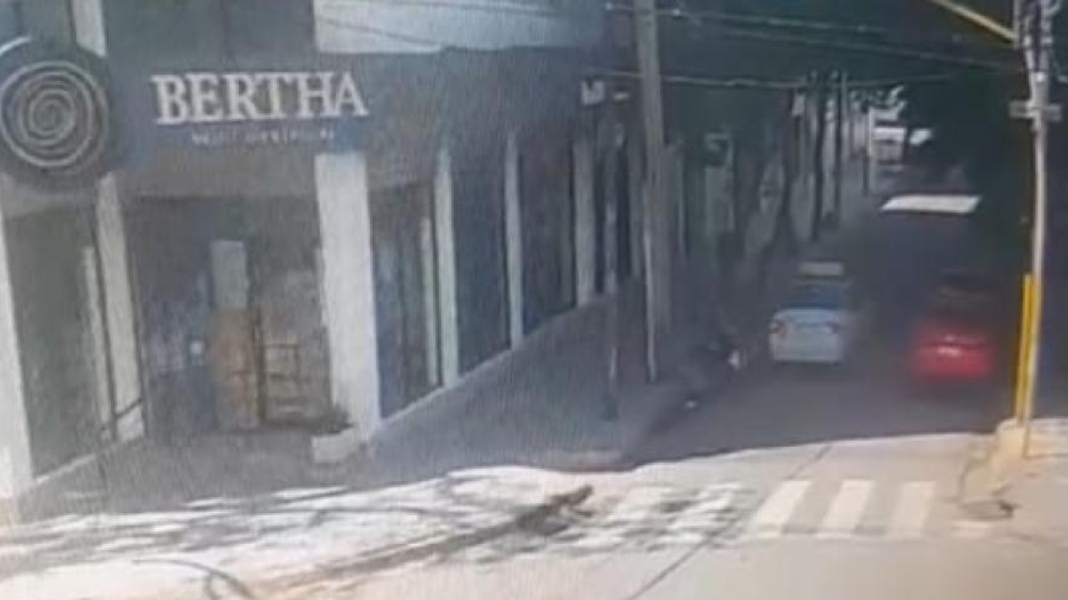 El impactante video del remisero que embistió de atrás a una pareja en moto: iban con un bebé