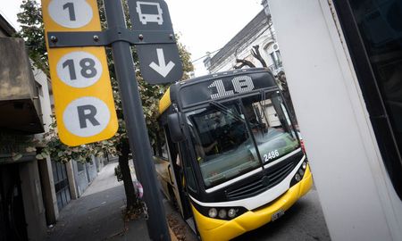 Las empresas de colectivos urbanos pagan sueldos a sus choferes a través de descubiertos bancarios, facilitados por la intermediación de la Municipalidad. Las empresas de colectivos urbanos pagan sueldos a sus choferes a través de descubiertos bancarios, facilitados por la intermediación de la Municipalidad.