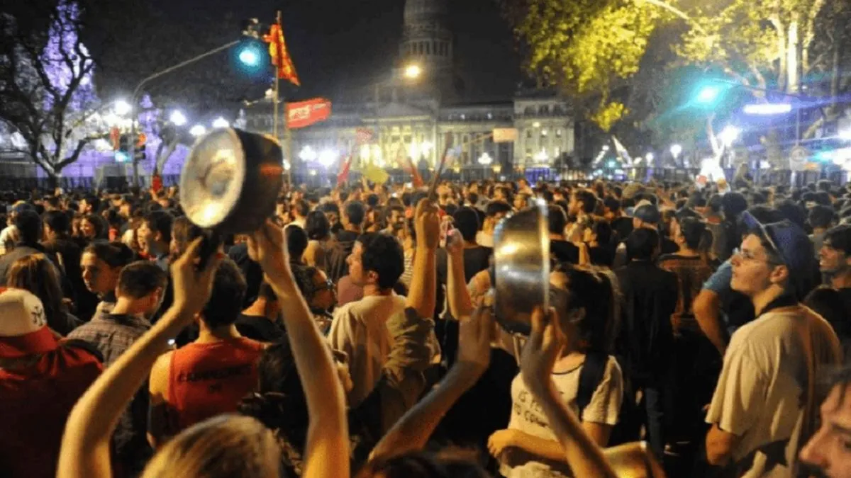 El 8 de noviembre se produjo un gigantesco cacerolazo con epicentro en la Capital Federal. El 8 de noviembre se produjo un gigantesco cacerolazo con epicentro en la Capital Federal.