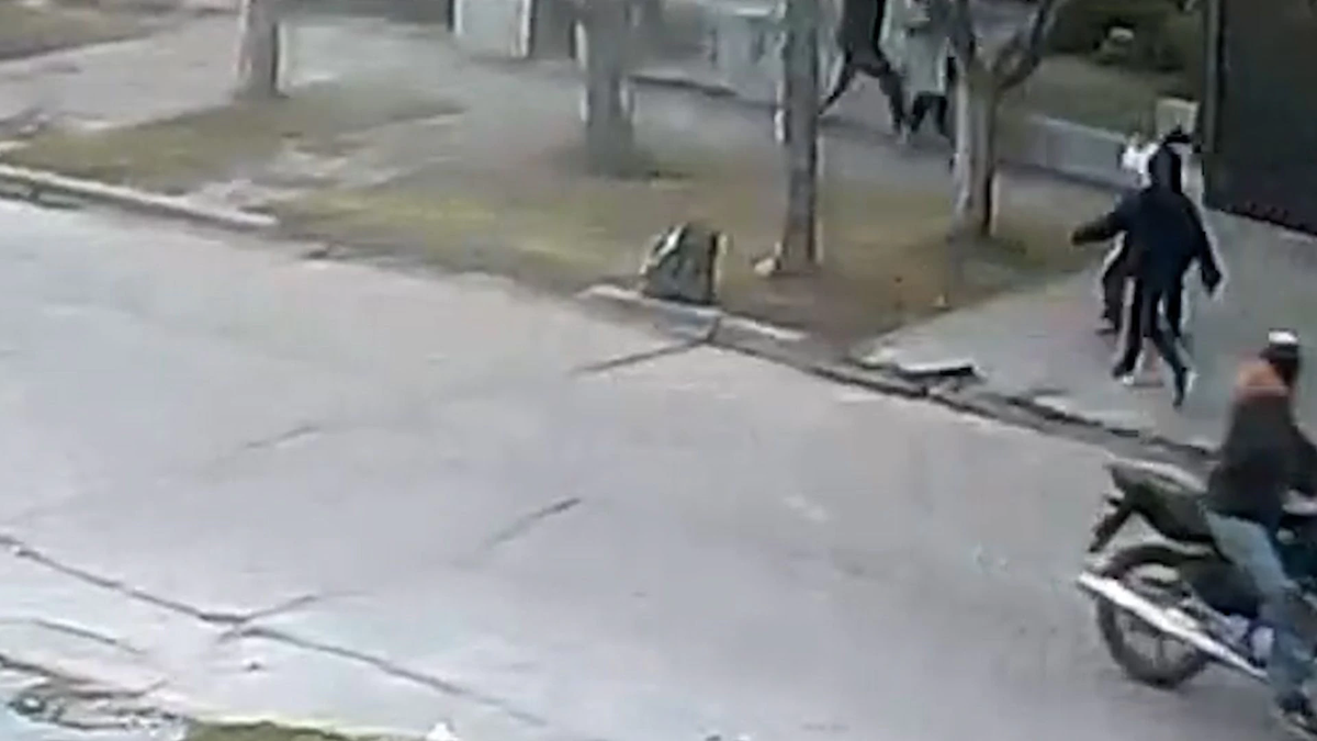 Video: un policía baleó a un motochorro que quiso robarle a una abuela junto a sus nietas