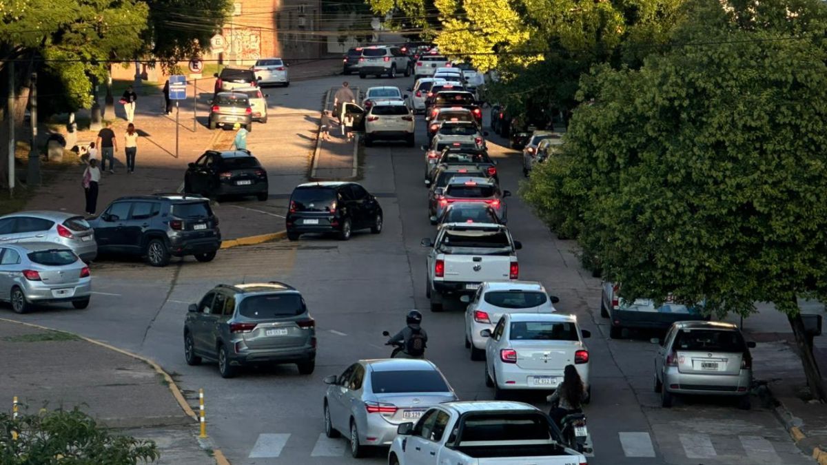 Las filas de vehículos llegan a extenderse hasta la avenida Circunvalación.