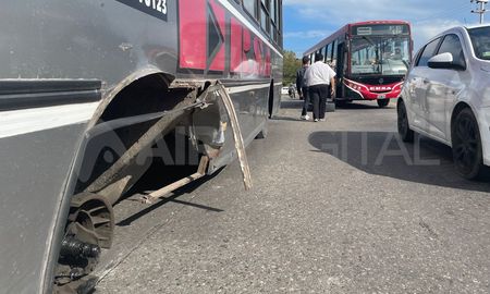 El jueves por la tarde, un colectivo de la línea 9 perdió una de sus ruedas mientras circulaba por Aristóbulo del Valle.
