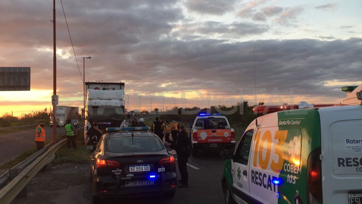 El camión fue atacado cuando iba de sur a norte por Circunvalación y cruzó el guardarraíl. 