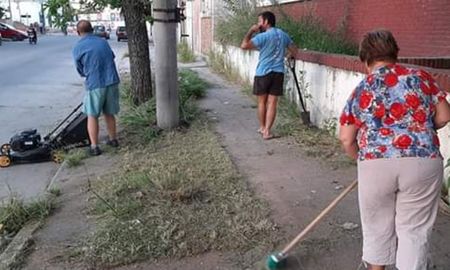 Con palas y una máquina de césped, la cuadrilla de vecinos limpió las veredas del viejo Iturraspe. Con palas y una máquina de césped, la cuadrilla de vecinos limpió las veredas del viejo Iturraspe.