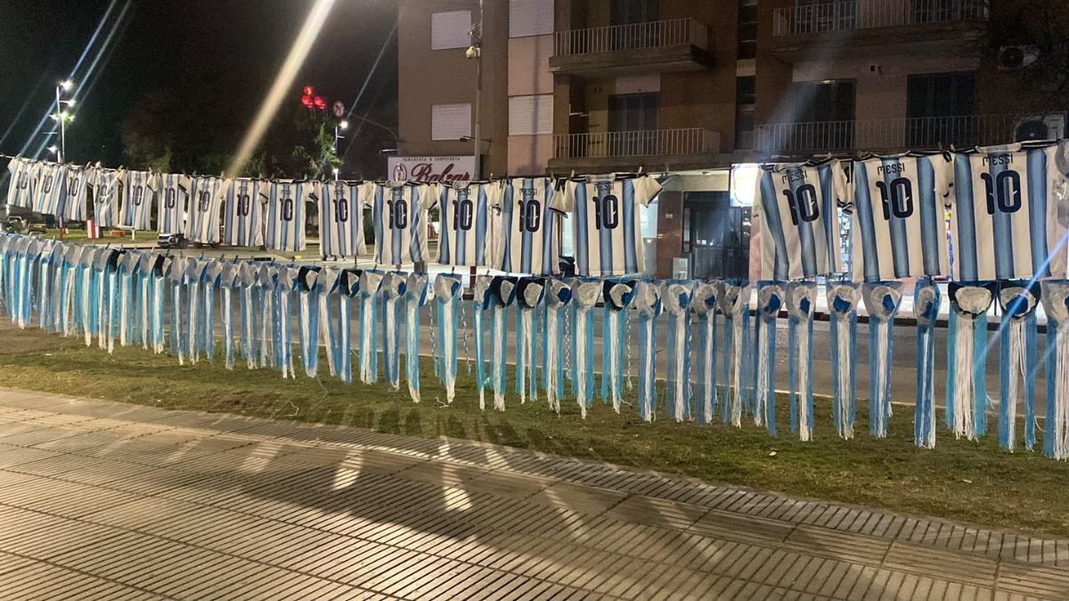 Las camisetas de Argentina están entre $25.000 y $30.000 Las camisetas de Argentina están entre $25.000 y $30.000