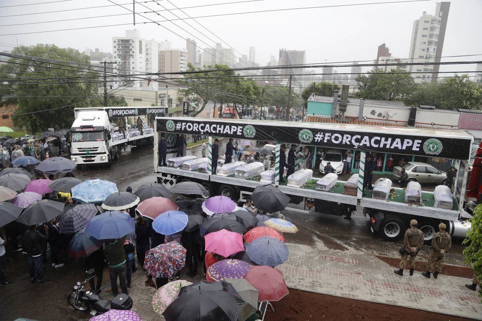 El cortejo fúnebre (en el que tres camiones transportaron los féretros de los jugadores, cuerpo técnico, directivos y empleados del club, así como el grupo de periodistas locales fallecidos en la catástrofe aérea) recorrió la ciudad, de 200.000 habitantes, que albergó el funeral más multitudinario de toda su historia.