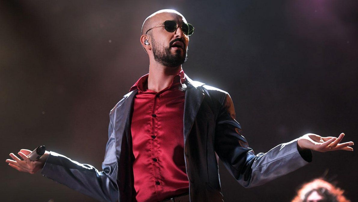 Abel Pintos le cantó a una voluntaria de un comedor de la Villa 6 en un show íntimo