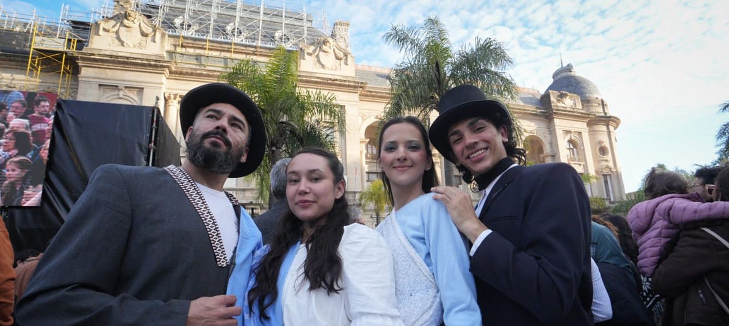 El acto oficial por el 216° aniversario de la Revolución de Mayo se realizó en la Plaza 25 de Mayo, en una jornada a puro fervor patrio.