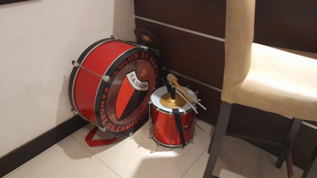 Los hinchas que tomaron el Hotel de Campo Colón se identifican con el nombre de