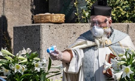 fotos: un cura uso una pistola de agua para bendecir en la pascua y se volvio viral fotos: un cura uso una pistola de agua para bendecir en la pascua y se volvio viral