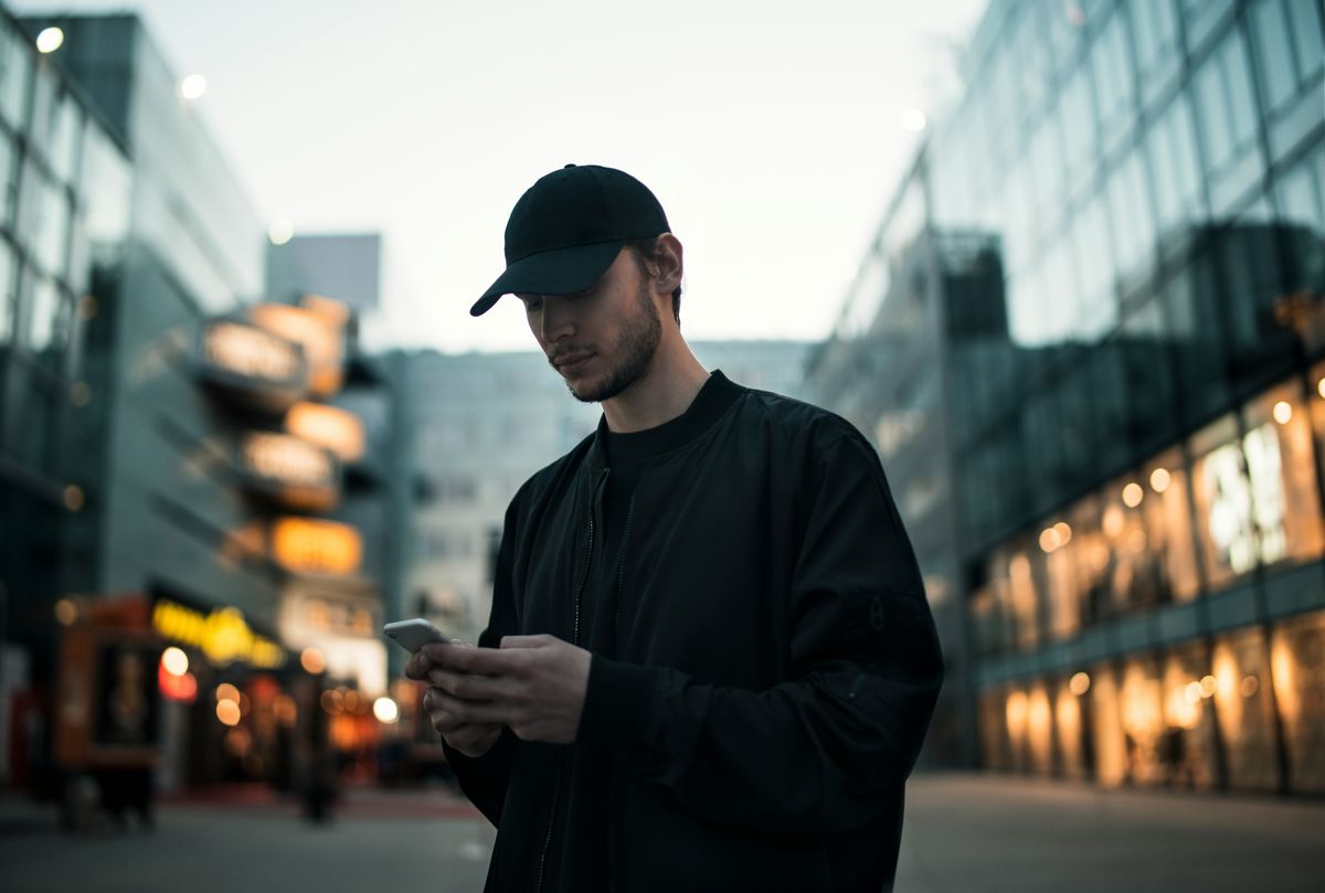 Celular en mano y mente en pausa: el escape nocturno de los argentinos
