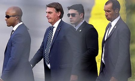 Bolsonaro contradijo así a su ministro de Salud, Marcelo Queiroga, quien minutos antes, tras la primera reunión del comité Covid-19, recomendó respetar el distanciamiento social en Semana Santa, aunque sin respaldar las cuarentenas y toques de queda. Bolsonaro contradijo así a su ministro de Salud, Marcelo Queiroga, quien minutos antes, tras la primera reunión del comité Covid-19, recomendó respetar el distanciamiento social en Semana Santa, aunque sin respaldar las cuarentenas y toques de queda.