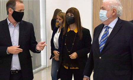 González García remarcó la diferencia muy importante entre el momento actual y la situación existente durante el Gobierno del ex presidente Mauricio Macri, donde encontramos 12 millones de vacunas que las dejaron en la aduana y otro cuatro millones que se dejaron vencer. González García remarcó la diferencia muy importante entre el momento actual y la situación existente durante el Gobierno del ex presidente Mauricio Macri, donde encontramos 12 millones de vacunas que las dejaron en la aduana y otro cuatro millones que se dejaron vencer.
