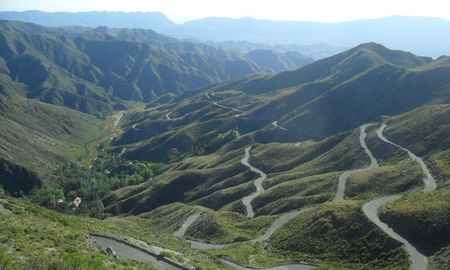 Los miradores naturales permiten disfrutar de panorámicas únicas del Camino de las 365 Curvas y la ruta hacia Uspallata. Los miradores naturales permiten disfrutar de panorámicas únicas del Camino de las 365 Curvas y la ruta hacia Uspallata.