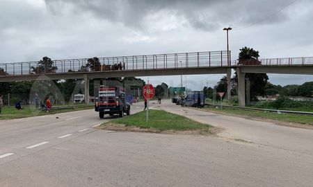 El accidente se registró a la altura de la pasarela que une barrio Centenario con Varadero Sarsotti. El accidente se registró a la altura de la pasarela que une barrio Centenario con Varadero Sarsotti.