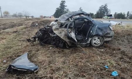 Los restos del auto luego del accidente. Los restos del auto luego del accidente.