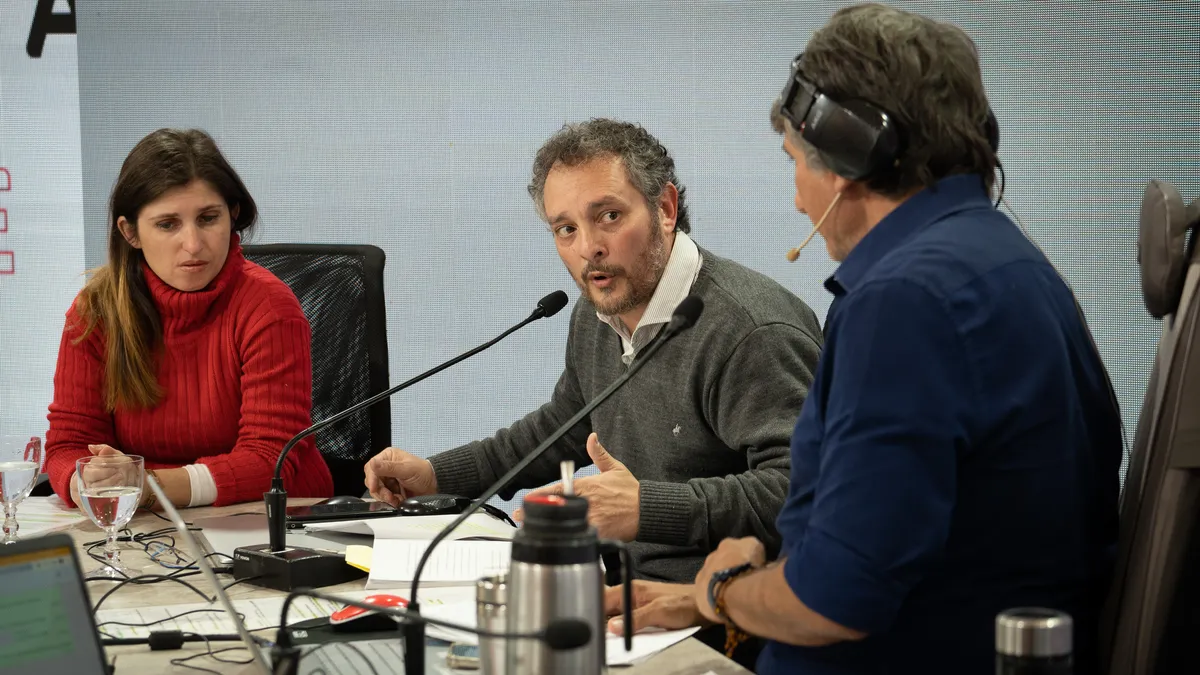 El fiscal Omar De Pedro, junto a la madre de la víctima, en Ahora Vengo con Luis Mino.