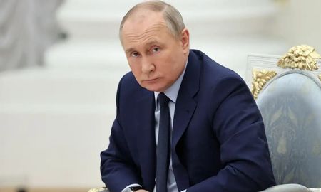 El presidente ruso, Vladímir Putin, anunció un alto el fuego unilateral en Ucrania con motivo de la Pascua ortodoxa. El presidente ruso, Vladímir Putin, anunció un alto el fuego unilateral en Ucrania con motivo de la Pascua ortodoxa.