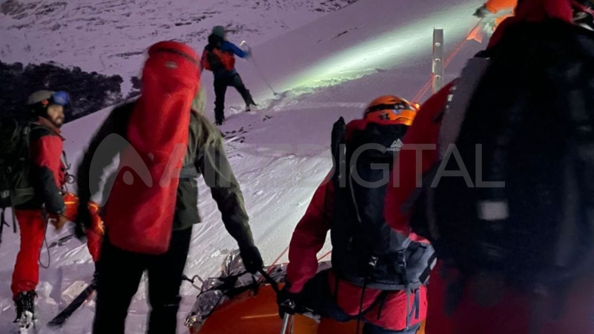 Ushuaia: una joven esquiadora se recupera tras resultar lesionada en una avalancha de nieve.