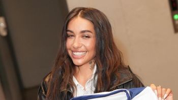 Después de volverse viral por cantar una canción de Colón, María Becerra posó con la camiseta de otro club