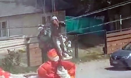 El instructor y la turista, colgados de los cables. (Captura de video) El instructor y la turista, colgados de los cables. (Captura de video)
