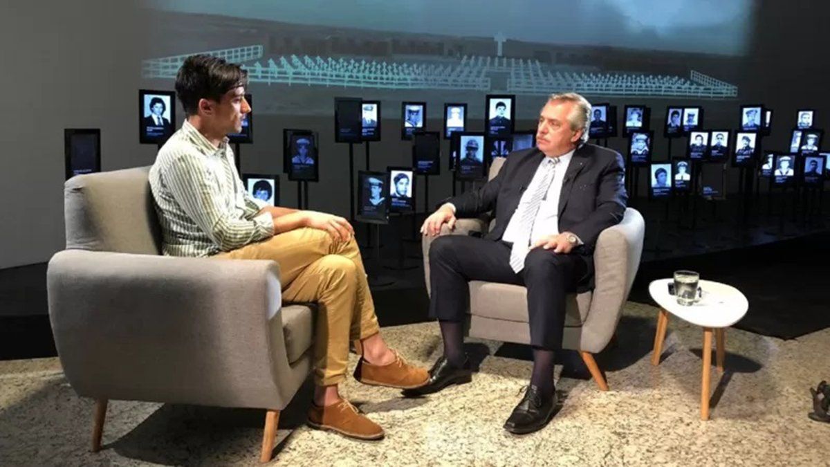 Fernández habló con el corresponsal de la BBC en Argentina, Daniel Pardo, en el salón de los caídos del Museo Malvinas de Buenos Aires.