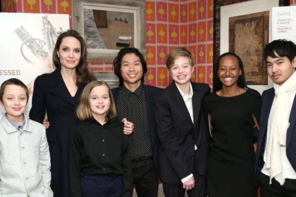 Angelina Jolie junto a sus seis hijos