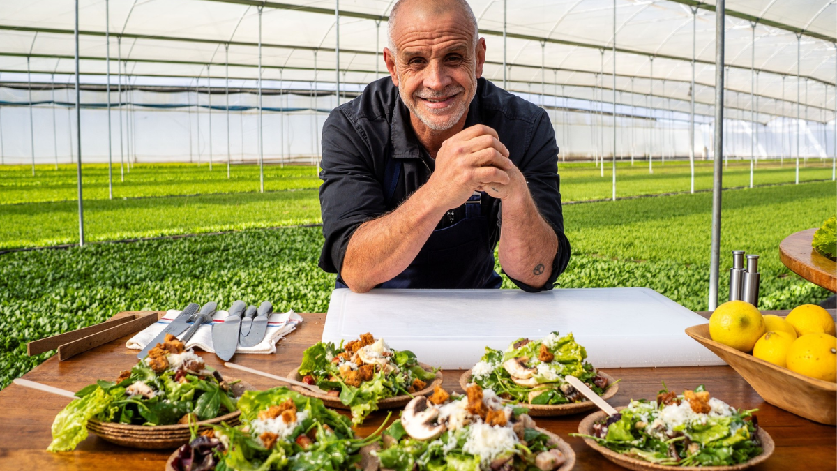 El asado argentino no solo destaca por su carne y parrilla, sino también por sus guarniciones. La ensalada, fresca y equilibrada, complementa perfectamente los sabores intensos de la carne.